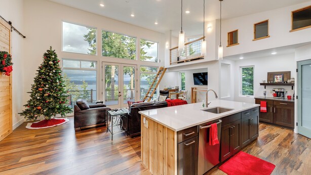 Una cocina amplia con una isla grande, piso de madera y vistas al exterior.