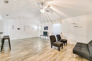 House (3 Bedrooms) | Interior - Convenient, Spacious & Peaceful: Home in Edinburg! (Edinburg)