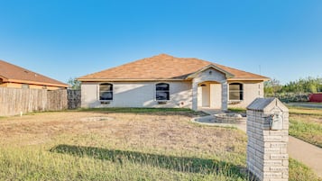 House (3 Bedrooms) | Front of property