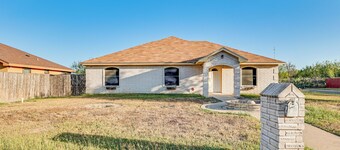 Convenient, Spacious & Peaceful: Home in Edinburg!