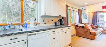 Walk to Mt Snow: Cozy West Dover Condo