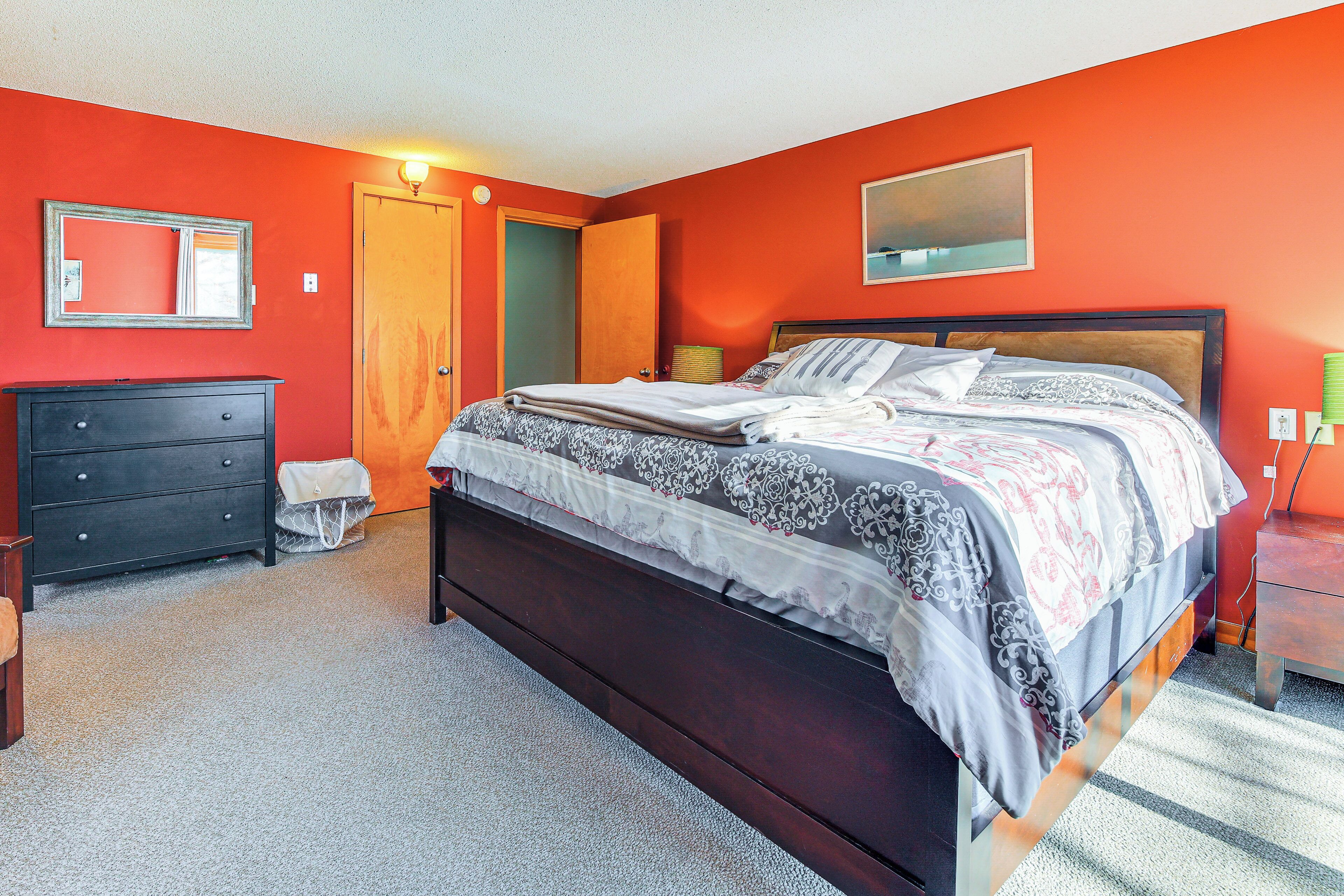 Un dormitorio con cama, cómoda y puerta.