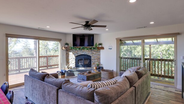 House (2 Bedrooms) | Front of property - Ski, Hike & Fish: Mtn-view Gem w/ Deck in Tuolumne (Tuolumne)