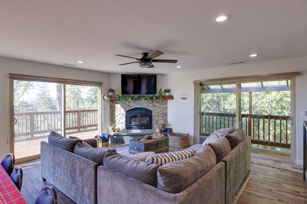 Ski, Hike & Fish: Mtn-view Gem w/ Deck in Tuolumne - Mono Vista, CA