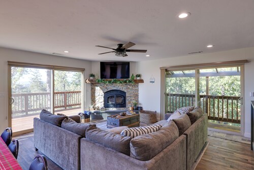 Ski, Hike & Fish: Mtn-view Gem w/ Deck in Tuolumne