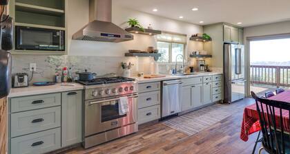 Ski, Hike & Fish: Mtn-view Gem w/ Deck in Tuolumne