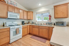 House (3 Bedrooms) | Interior - 11 Mi to Sand Hollow State Park: Home w/ Fire Pits (Hurricane)