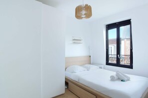 Apartment | Laptop workspace, iron/ironing board, bed sheets - Apartment Boulogne Facing "les Passages" (Boulogne-Billancourt)