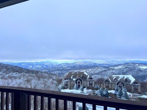 exquisitely decorated two-bd loft condo, located in The Reserve- Mtn Views!