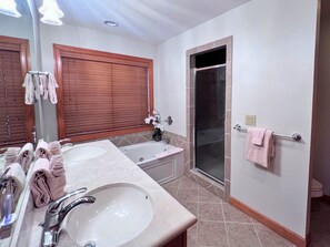 Shower, towels - exquisitely decorated two-bd loft condo, located in The Reserve- Mtn Views! (Sugar Mountain)