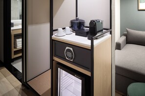 Hypo-allergenic bedding, in-room safe, desk, laptop workspace