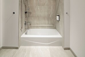 Secador de pelo, toallas, jabón y champú