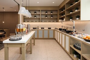 Se ofrece un desayuno bufé todos los días (12.65 CAD por persona)