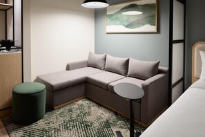 Ropa de cama hipoalergénica y caja de seguridad en la habitación 