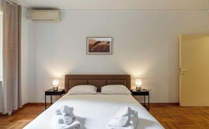 2 habitaciones, escritorio, tabla de planchar con plancha y wifi gratis 