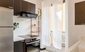 Kühlschrank, Mikrowelle, Herdplatte, Geschirrspüler