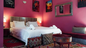 Habitación cuádruple Confort, vista al jardín | Wifi gratis y ropa de cama