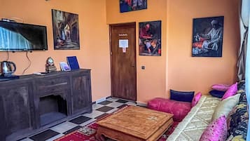 Habitación doble Confort, vista al jardín | Área de sala de estar