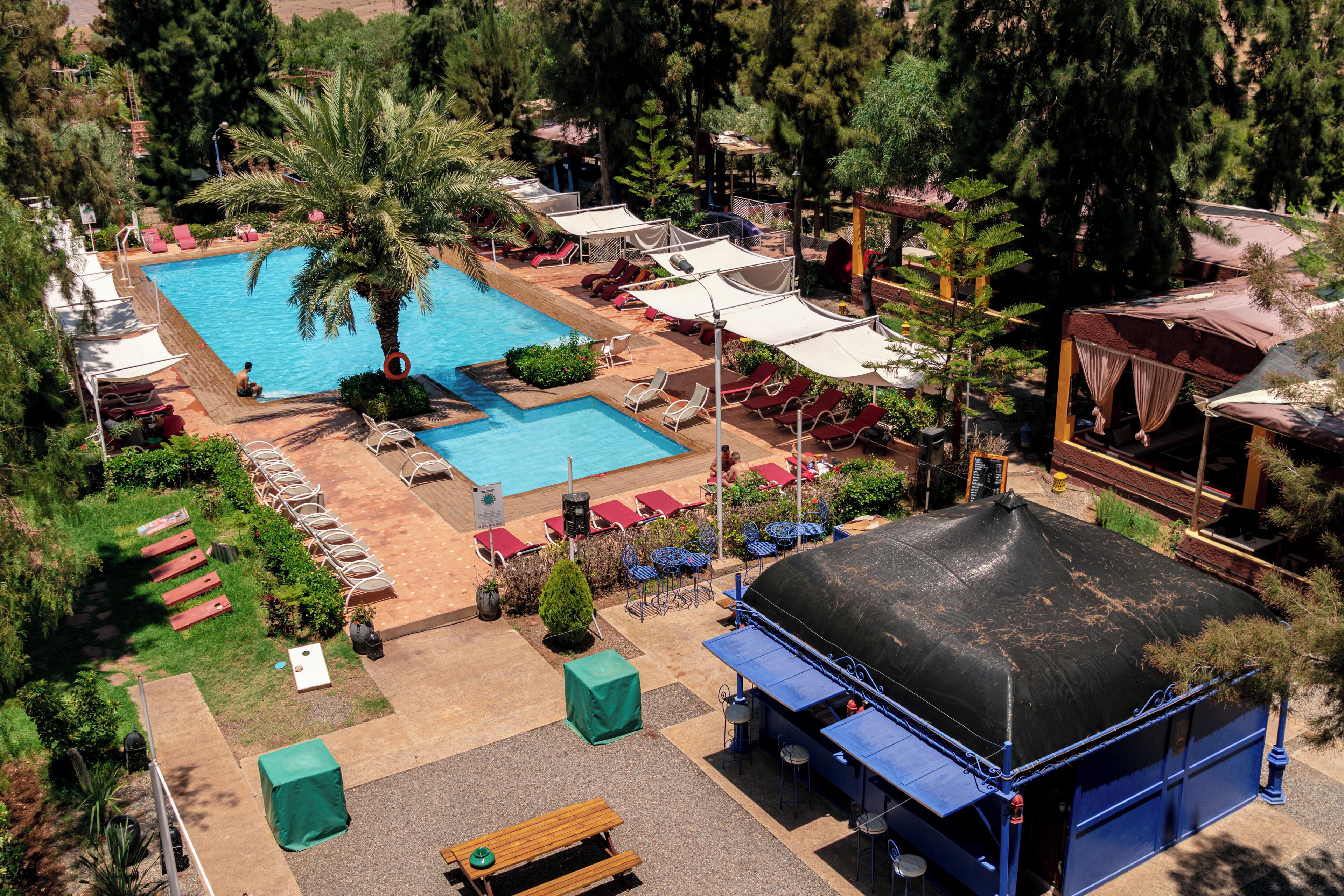 Piscine extérieure, chaises longues