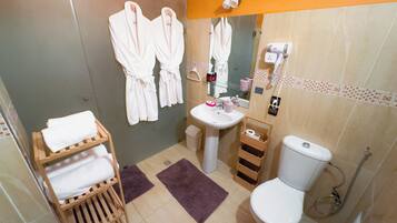 Habitación doble Confort, vista al jardín | Baño | Regadera, secadora de cabello, batas, toallas