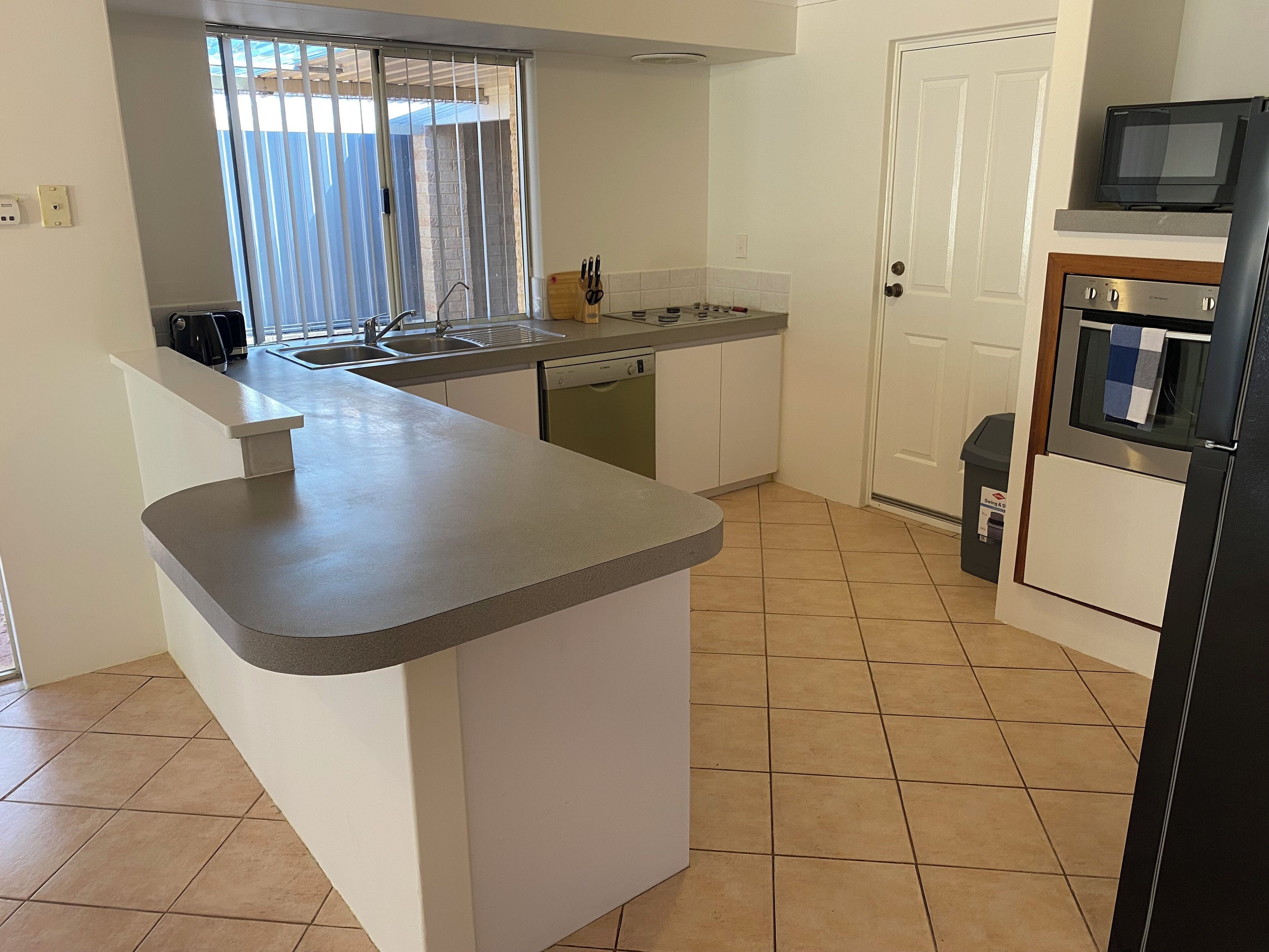 Rumah Keluarga, pemandangan kebun | Dapur pribadi | Lemari es besar, microwave, oven, dan kompor