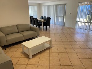 Familienhaus, Gartenblick | Wohnbereich | Flachbildfernseher