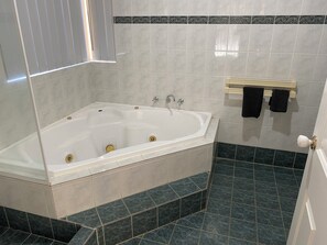 ファミリー ハウス ガーデンビュー | バスルーム | バスアメニティ (無料)、ヘアドライヤー、タオル、石鹸