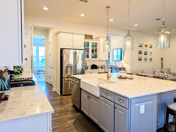 Kjøleskap, mikrobølgeovn, oppvaskmaskin og hurtigmikser