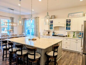 Kjøleskap, mikrobølgeovn, oppvaskmaskin og hurtigmikser