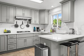 2 bedrooms, Internet - Comfy Retreat With Yard Cozy Interiors (San Gabriel)