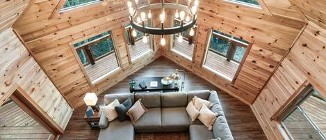 Smart TV, chimenea, futbolito y tenis de mesa