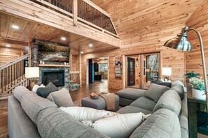 Smart-TV, Kamin, Tischfußball, Tischtennisplatte