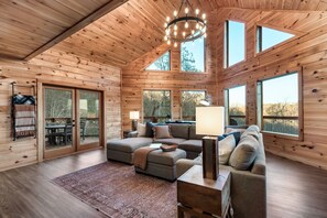 Smart-TV, Kamin, Tischfußball, Tischtennisplatte