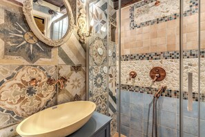 Een douche,  milieuvriendelijk toiletgerief, een haardroger, handdoeken