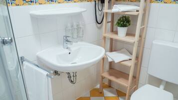 Luksushuoneisto, 3 makuuhuonetta | Kylpyhuone | Suihku, hiustenkuivaaja, pyyhkeet, saippua