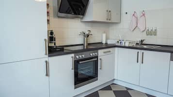Refrigerador con freezer, microondas, horno, placa de cocina
