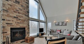 TV, peis, bøker og kontorer