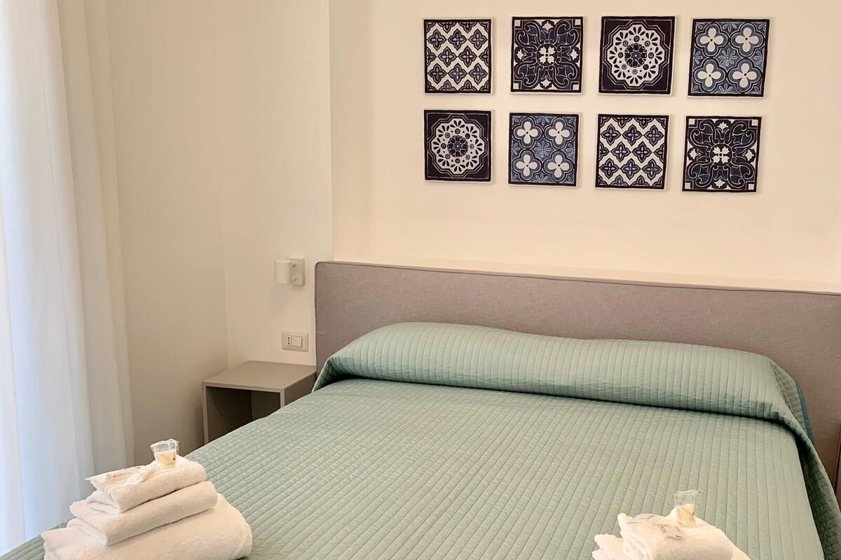 Biancheria da letto di alta qualità, postazione laptop