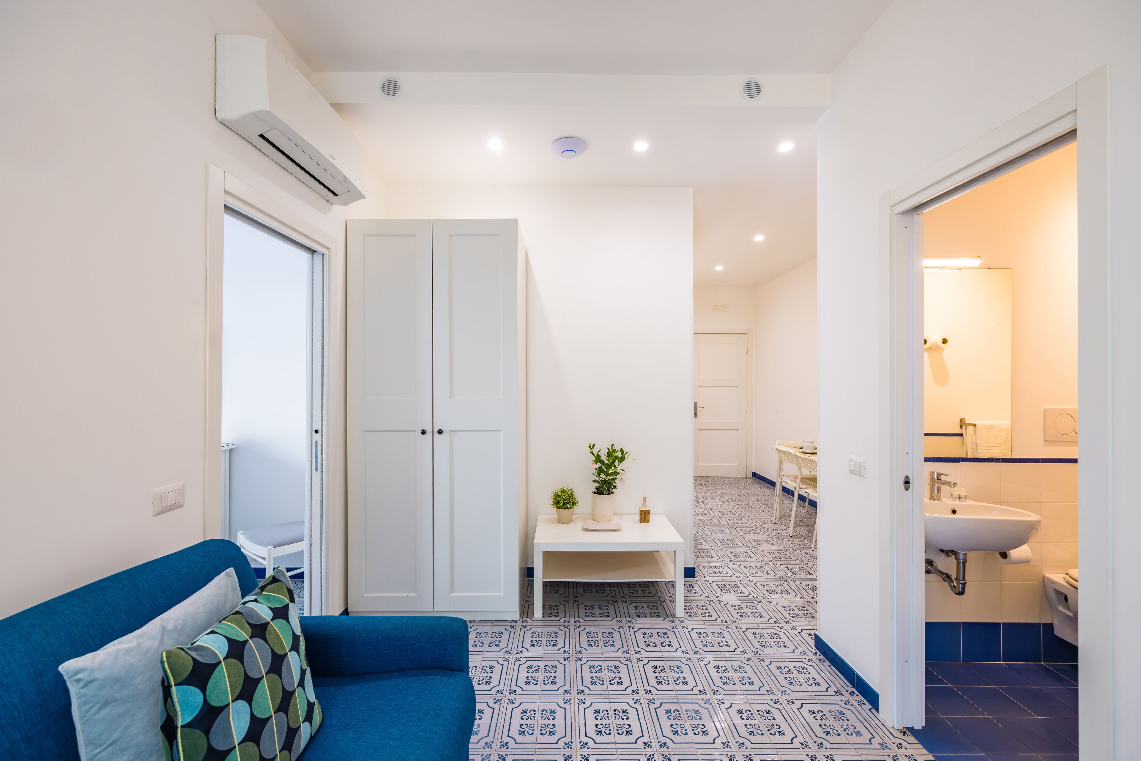 컴포트 콘도, 침실 1개, 발코니, 부분 바다 전망 | 거실 공간 | 평면 TV