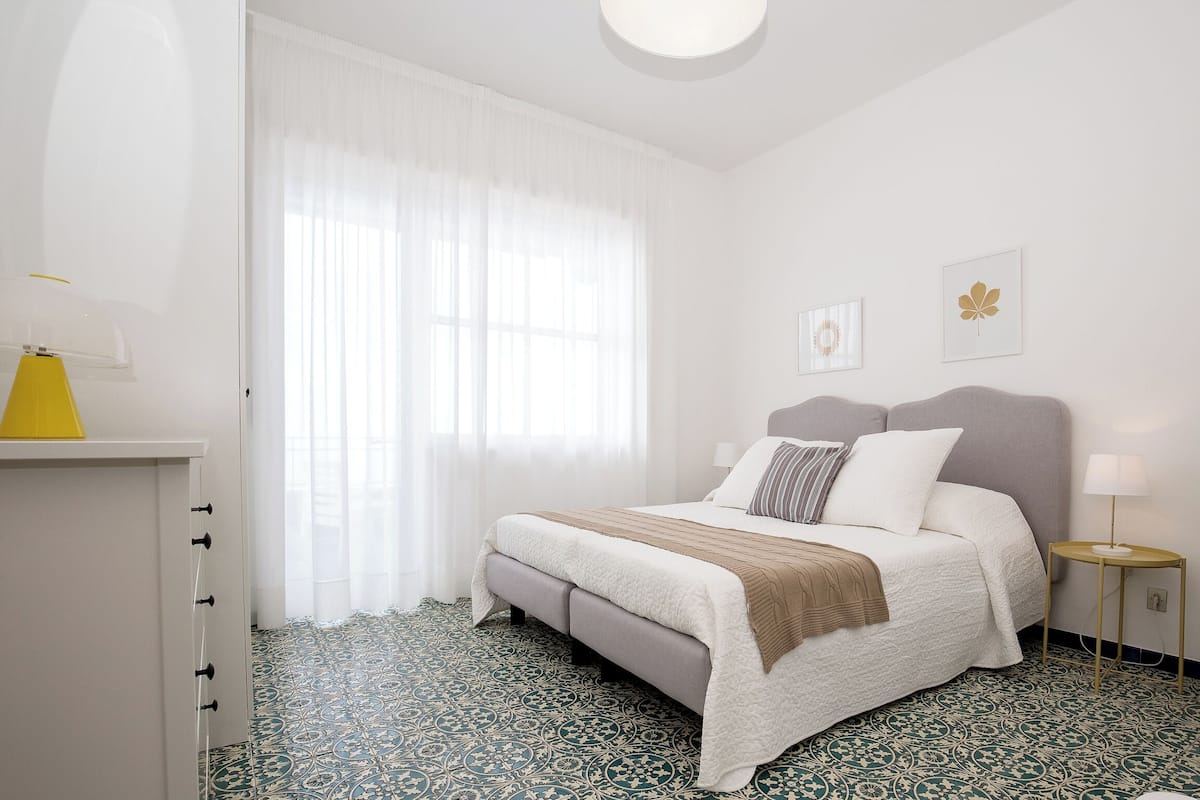 Roupas de cama premium, espaço de trabalho para notebook