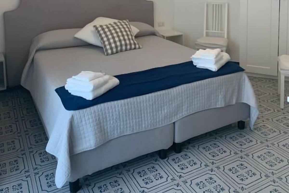Biancheria da letto di alta qualità, postazione laptop