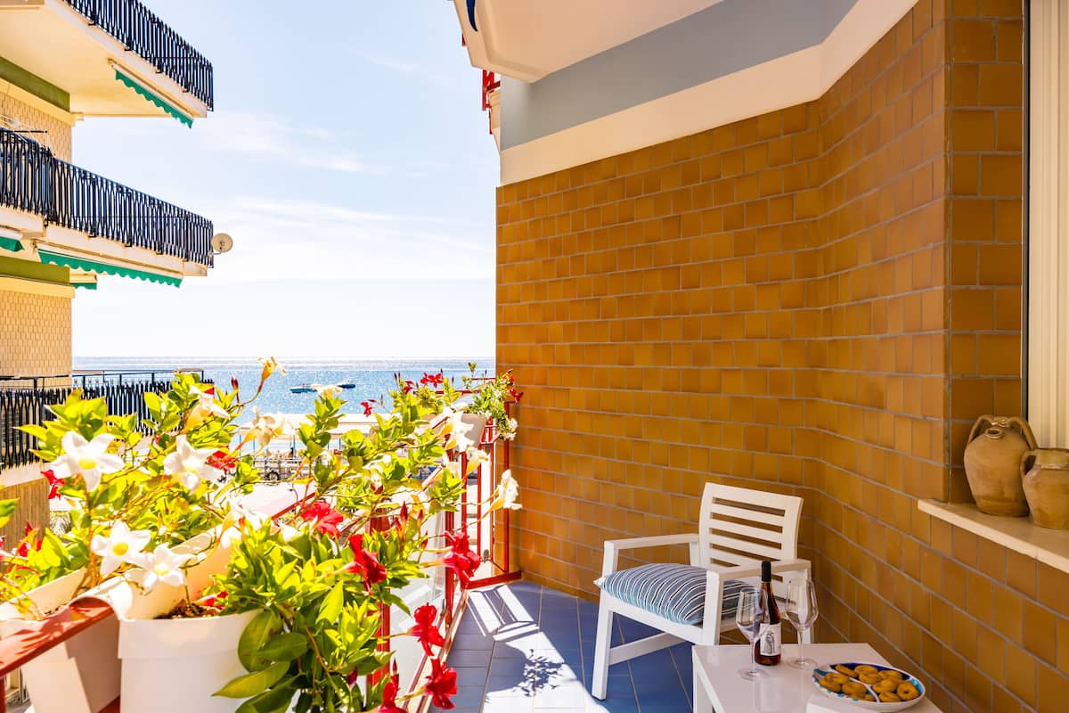 Familielejlighed - 2 soveværelser - balkon - delvis havudsigt | Balkon