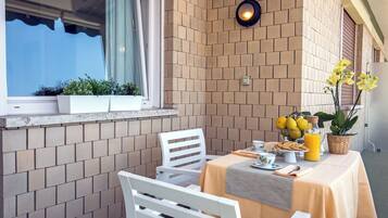 Deluxe-Apartment, 1 Schlafzimmer, Balkon, Meerblick | Balkon