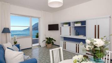 Familienapartment, 3 Schlafzimmer, Balkon, Meerblick | Wohnbereich | Flachbildfernseher