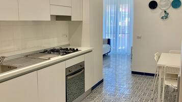 Réfrigérateur, four, plaque de cuisson, lave-vaisselle