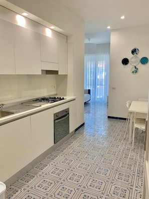 Kühlschrank, Ofen, Herdplatte, Geschirrspüler