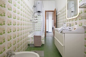 Hair dryer, bidet, towels, toilet paper - Angelina Apartments Amalfi Coast  (Maiori)