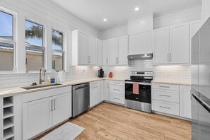 Réfrigérateur, micro-ondes, plaque de cuisson, lave-vaisselle