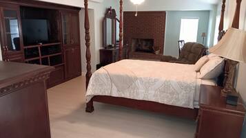 4 bedrooms, desk, iron/ironing board, free WiFi