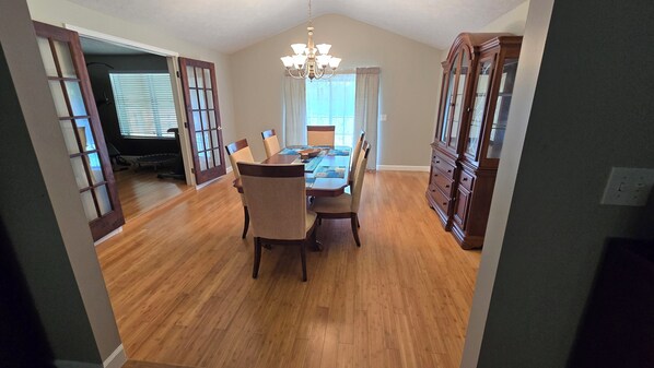 Dining - Spacious 4-bedroom house w/ gym, pool, WiFi, 8 miles from Ft. Bennings back gate (Fort Mitchell)